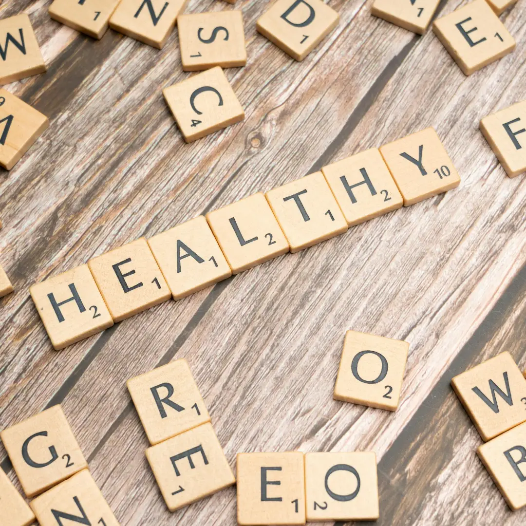 Fa betűkockákból kirakott HEALTHY felirat